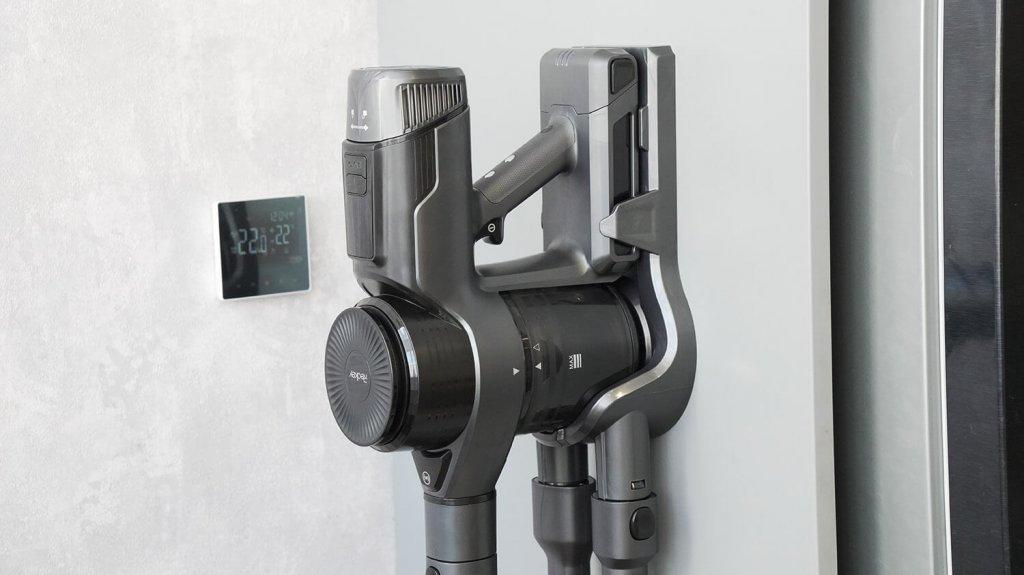 Redkey F10 Pro : Recharge sur support mural