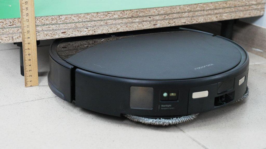 Roborock Saros 10R : Passage sous des meubles bas
