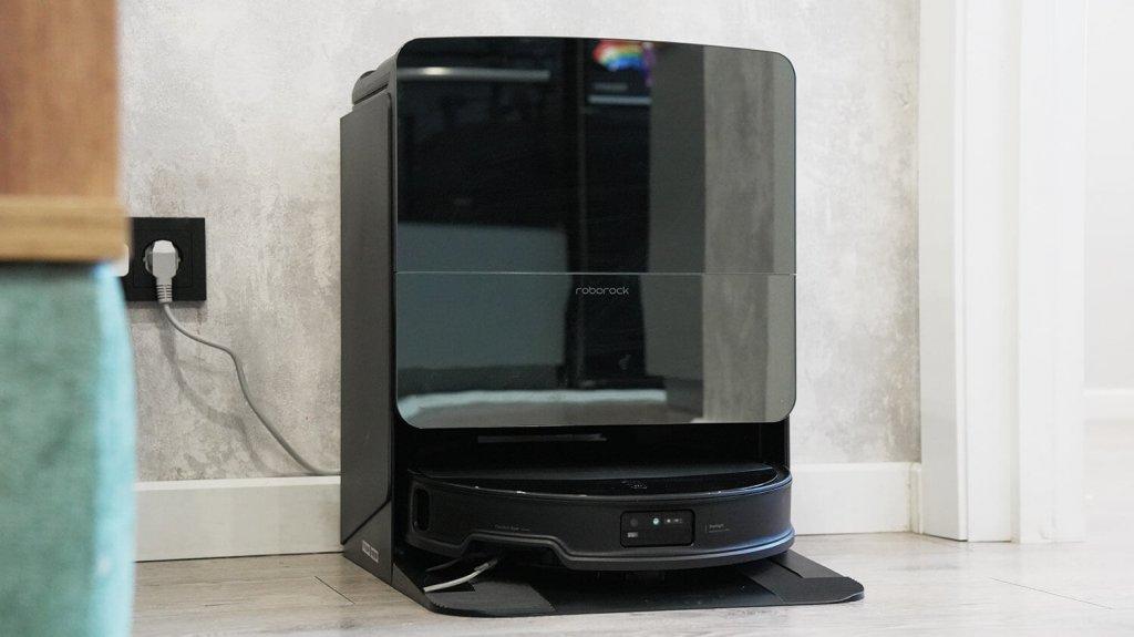 Roborock Saros 10R : Robot sur la station