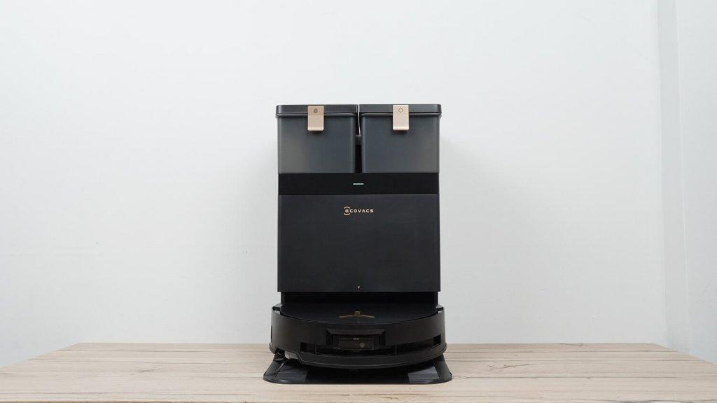 ECOVACS DEEBOT X8 Pro Plus : Robot sur station