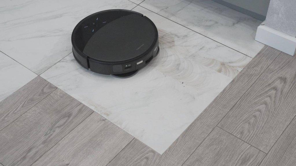 Nettoyage de la saleté avec un robot utilisant des chiffons ronds