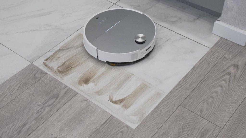 Nettoyage de la saleté avec un robot équipé d'une plateforme vibrante