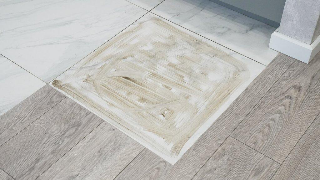 Carrelage sale pour les tests