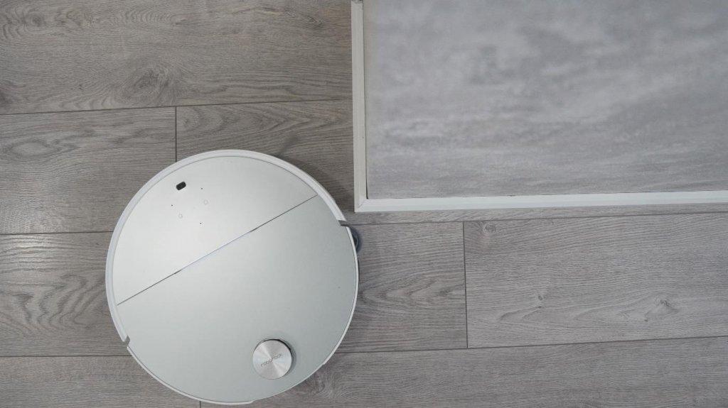 Nettoyage d'un coin extérieur avec une plateforme vibrante