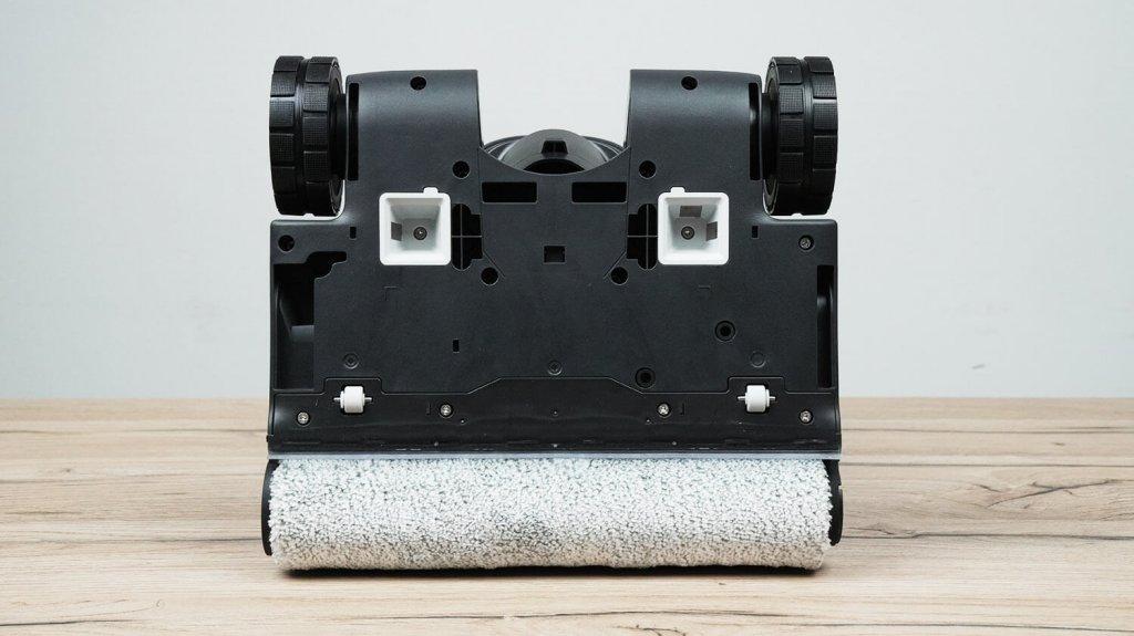 Roborock F25 ACE Combo : Le rouleau sort au bord du boîtier des deux côtés.
