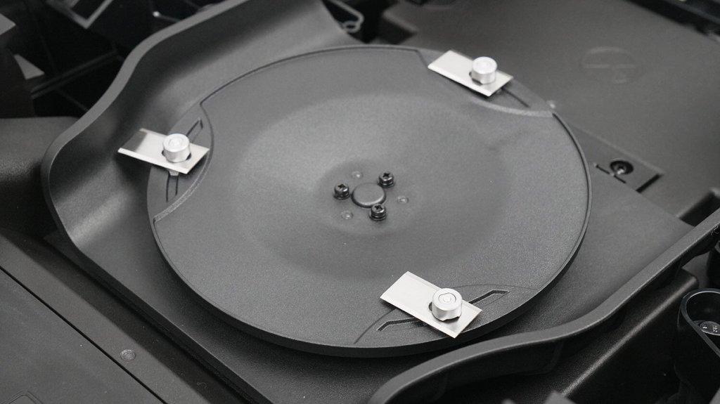 Tondeuse robot Dreame A1 : Les lames sont fixées au disque