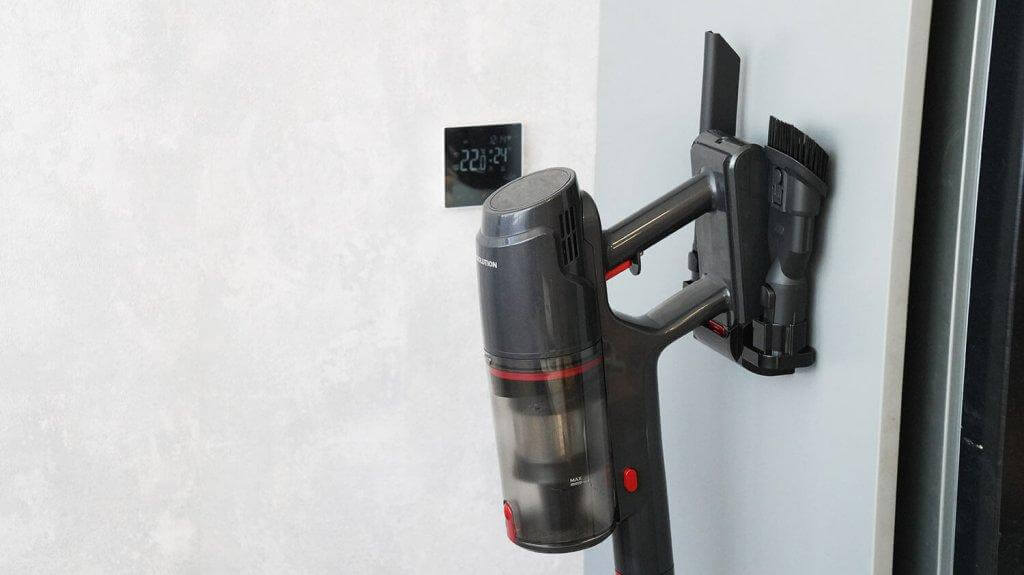 EVOLUTION Smart Clean VCF2712M : Aspirateur et rangement des accessoires sur le support