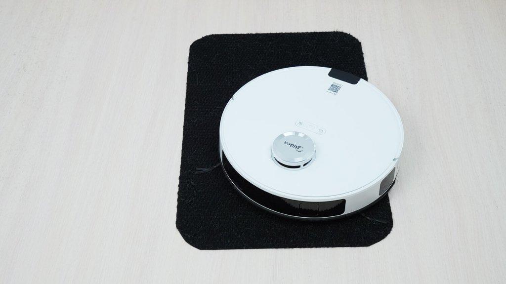 Midea VCR S20 Plus : Conduite sur surfaces noires