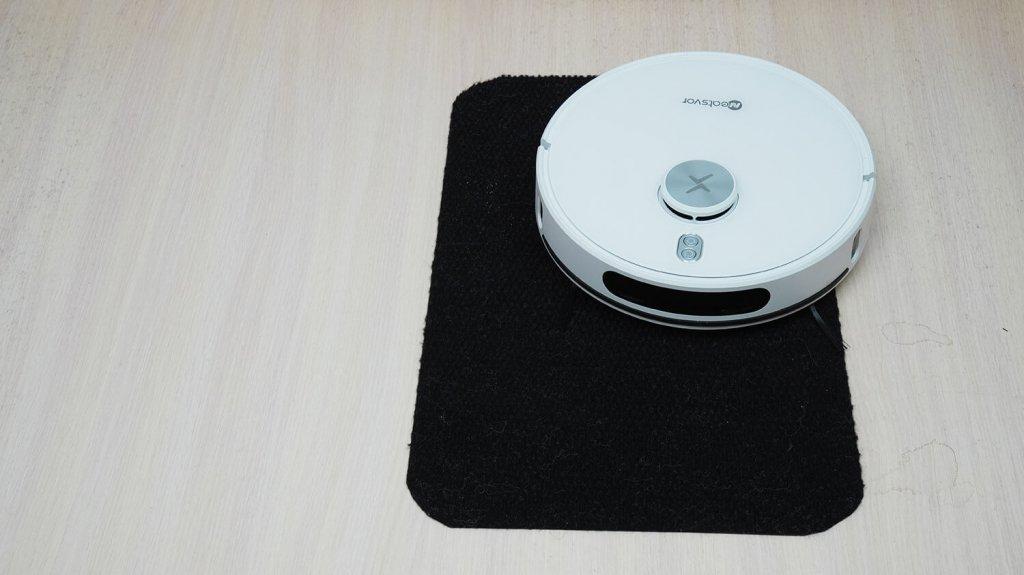 Neatsvor S700 : Conduite sur chaussée noire