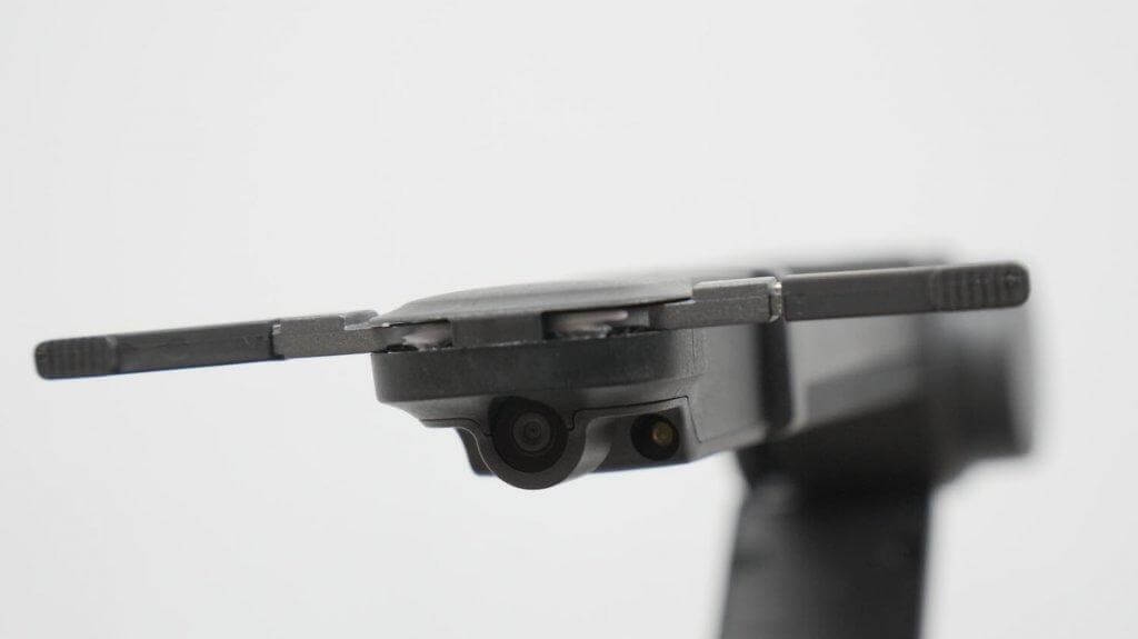Roborock Saros Z70 : Un appareil photo avec une lumière dans la main