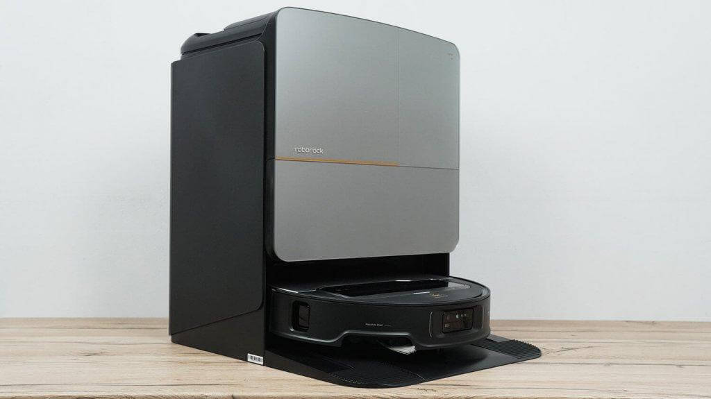 Roborock Saros Z70 : Robot sur la station
