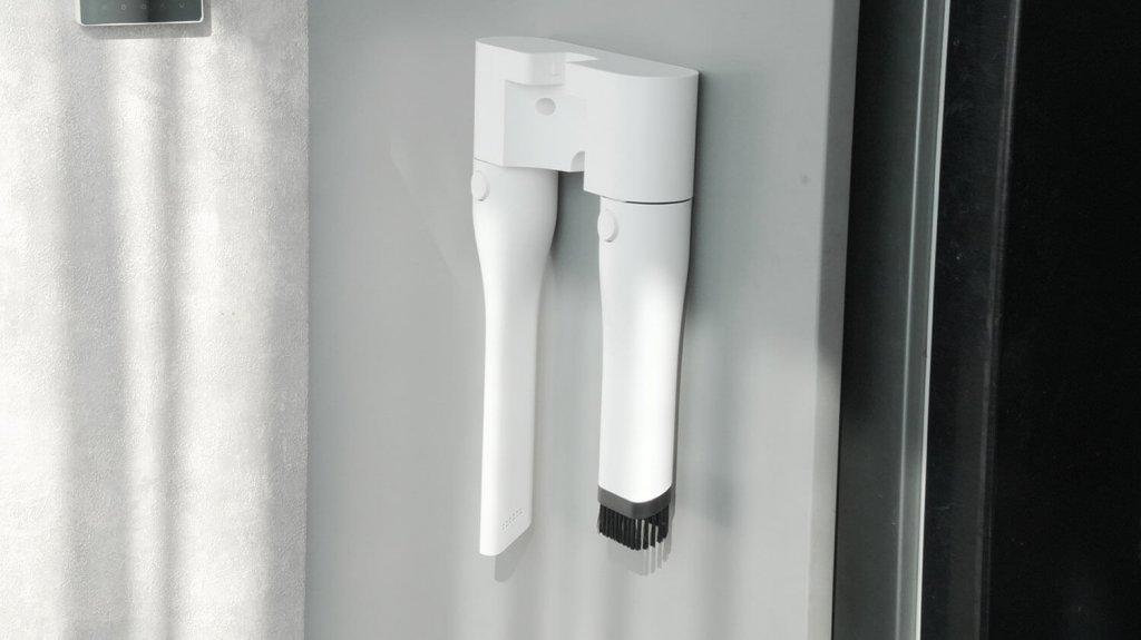 Deerma T10W : Rangement des accessoires sur le support