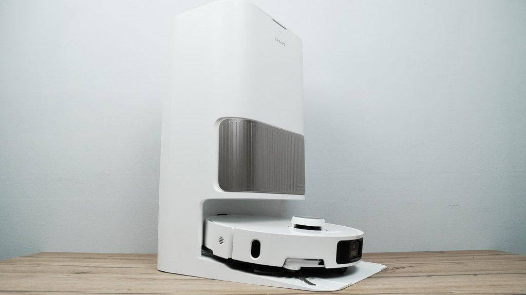 Dreame L40s Pro Ultra : Robot sur la station