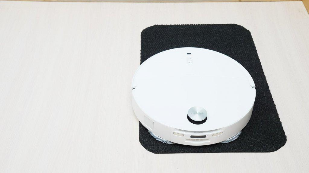 Roborock Qrevo CurvX : Conduite sur surfaces noires