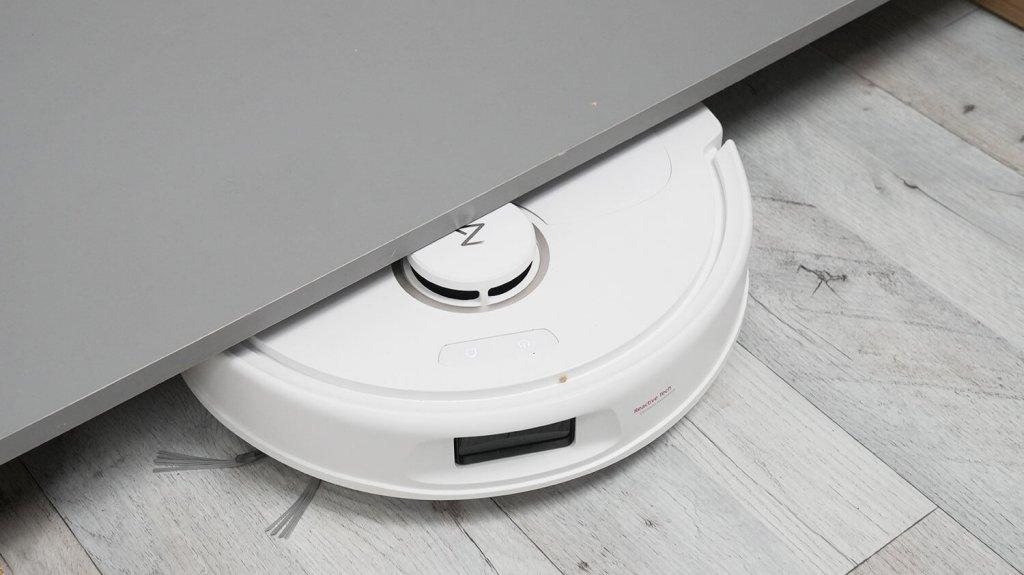 Roborock Qrevo C : Passage sous les meubles bas
