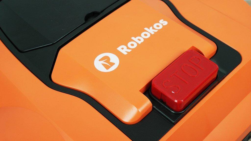 Robokos RM600i : Couvercle du panneau de commande et bouton d’arrêt d’urgence