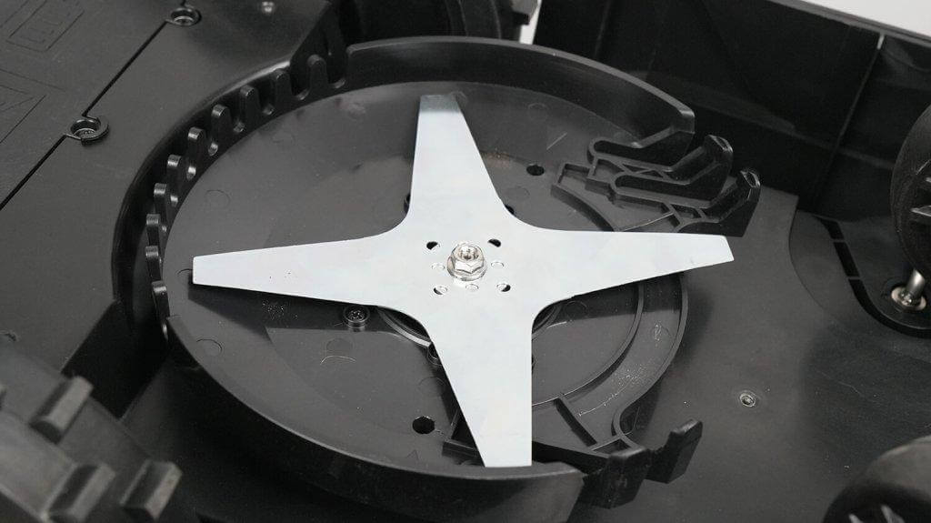 Robokos RM600i : Disque avec lame en métal massif