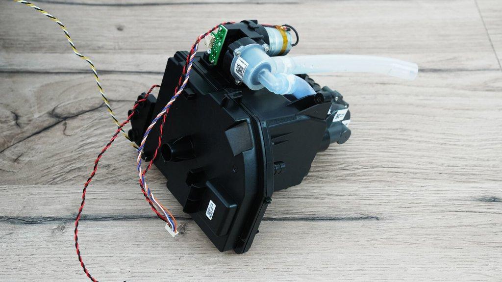 Dreame X50 Master og Roborock Saros 10R: Ikke-avtakbar skittenvannstank