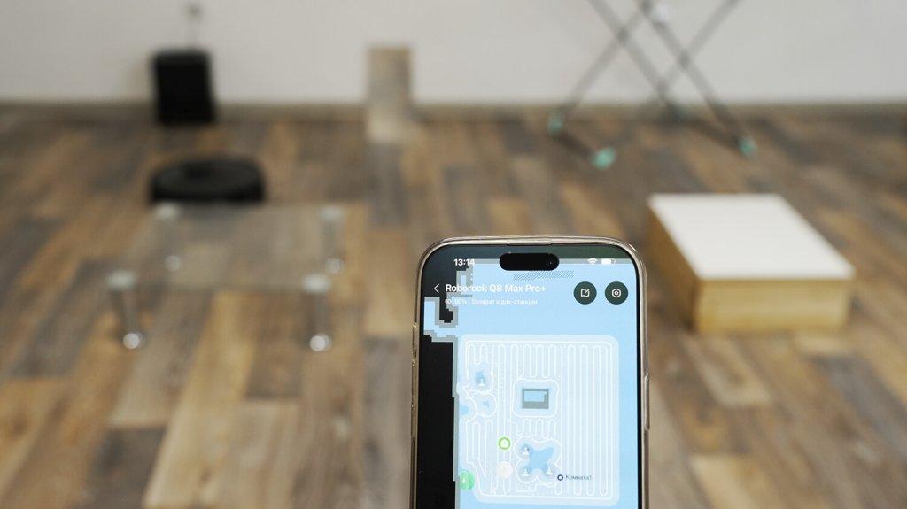 Roborock Q8 Max Pro Plus : Navigation dans une pièce avec des obstacles