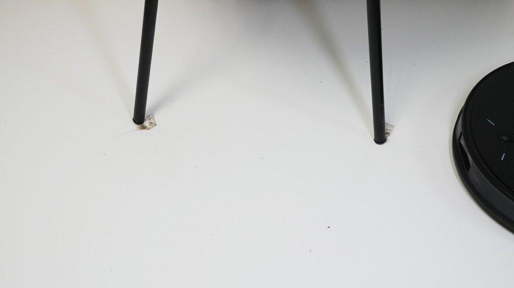 Roborock Saros 10R (version intégrée) : nettoyage autour des chaises