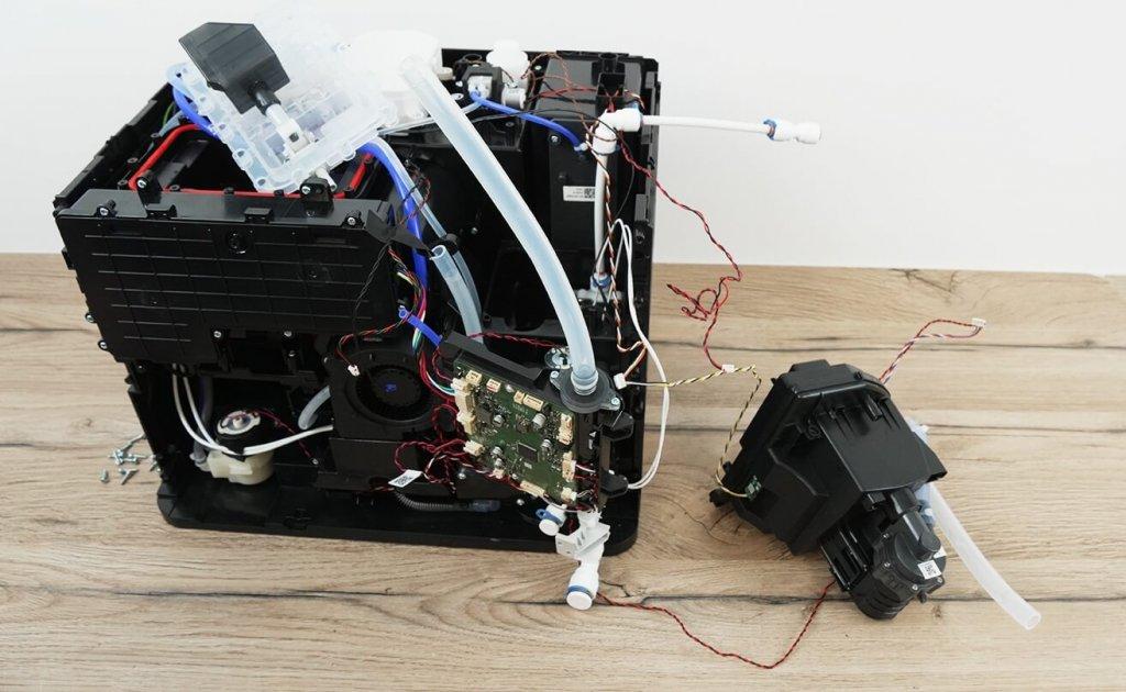Roborock Saros 10R (version station intégrée) : Réservoir d'eau sale non amovible